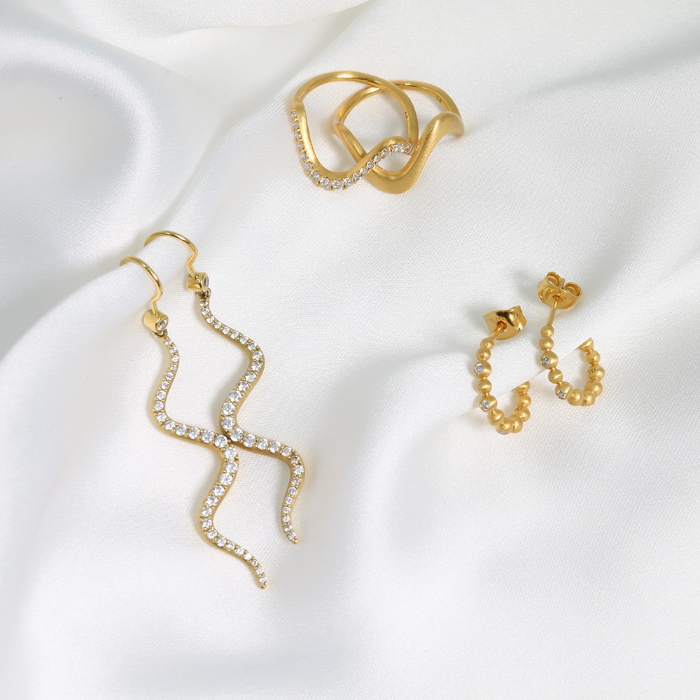 "Pebbles Hoops Small" earrings, "Wave Sparkel" earrings and "Wave" rings