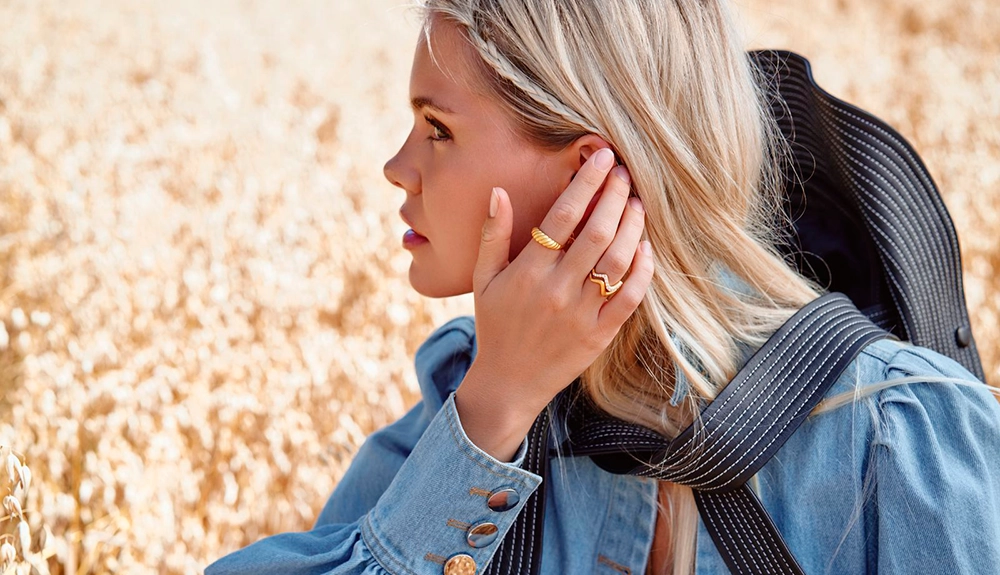 Girl in the nature wearing "Wave Large" ring, "Wave Large Sparkel" ring - banner