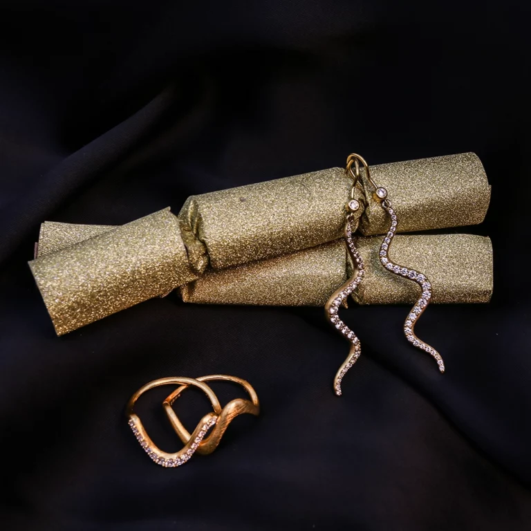 "Wave Sparkel" earrings, "Wave Large" ring and "Wave Sparkel" ring together With New Years decorations