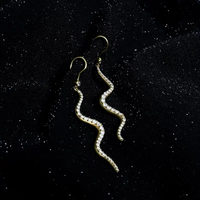 Wave Sparkel earrings with black glitter background