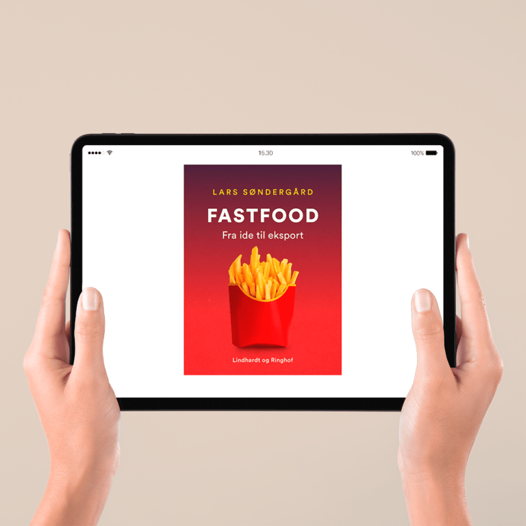 Mockup af 2 hænder der holder en iPad med e-bogen "Fastfood - Fra ide til eksport"