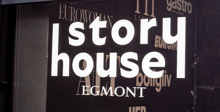 Facade vinduet ved indgagen til Story House Egmont med deres logo på