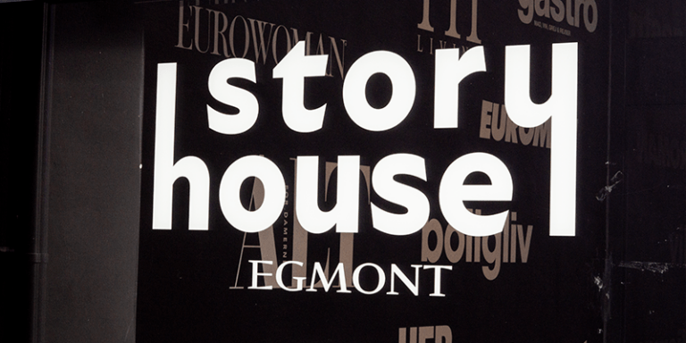 Story House Egmonts logo på deres hoveddør